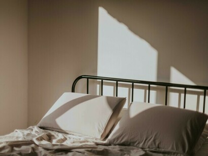 Abrieron la puerta de la habitación, cerraron las cortinas, se desnudaron y se acostaron agotados sobre la cama con el cielo de cabecera