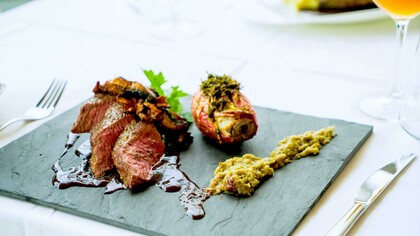 Carne grelhada com cebola e molho verde