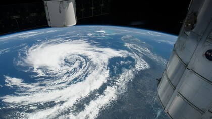 Formación de una tormenta tropical vista desde el espacio