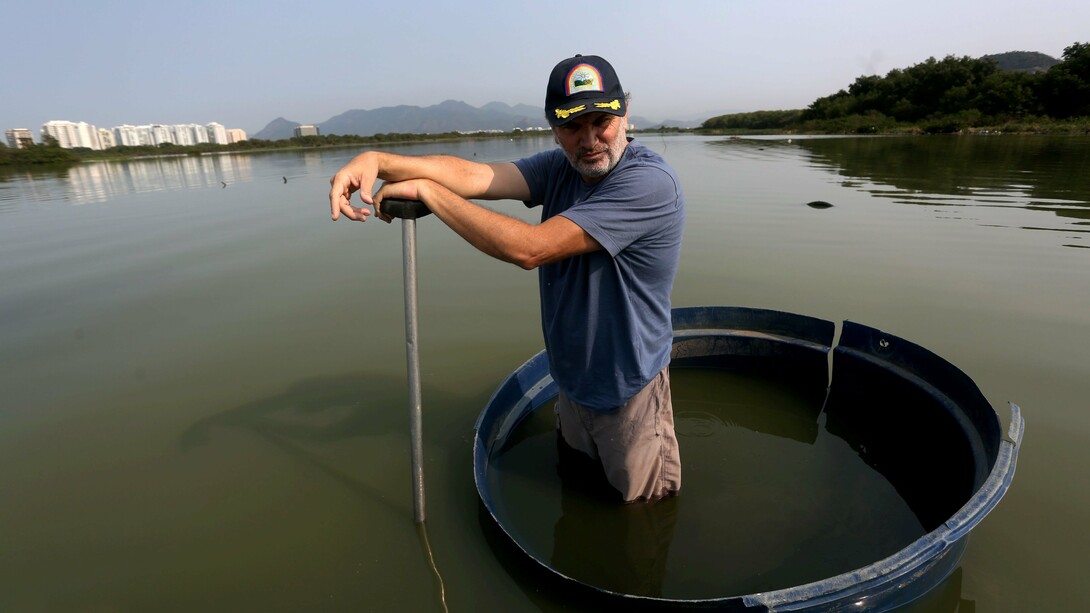 Mario Moscatelli denunciando o estado de degradação do Sistema Lagunar de Jacarepaguá
