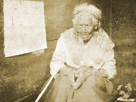 La única foto conocida de doña Josefa Carazo, en el último año de su vida. Tomada del artículo “La Carazito”, escrito por Ramón Matías Quesada (La República, 2 de mayo de 1911, p. 8). Observe, a la derecha  de la anciana, las figuras de una mula y un buey, modeladas en cera por ella misma, con las que participó y ganó una medalla en la Exposición Nacional de 1886. 