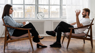 Psicóloga y su paciente en una sesión de terapia