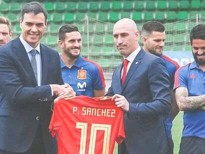 The President of the Royal Spanish Football Federation, Luis Rubiales, presents the national team's jersey to the Prime Minister, Pedro Sánchez, 5 June 2018
