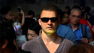 L'artista Luca De Leva, foto di Sara Scanderebech