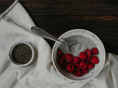 Plato de frutas y semillas. Los nutrientes son especialmente beneficiosos para las mujeres que buscan conectar con su energía femenina