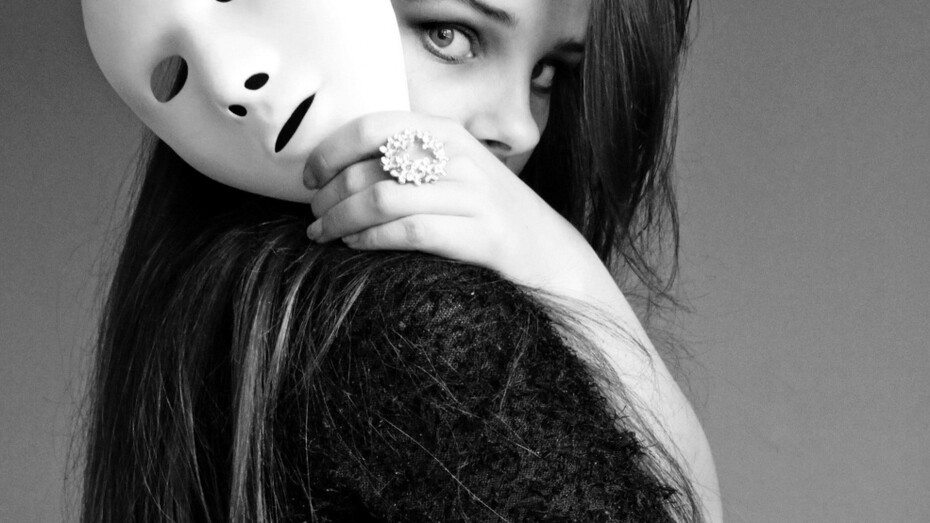 Dietro la maschera
