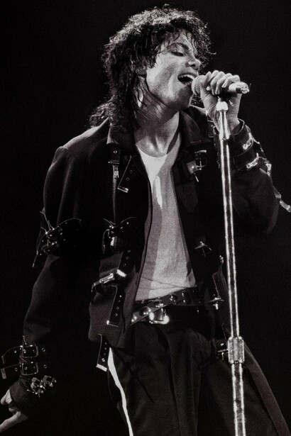 Michael Jackson durante a era Bad, período em que incorporou influências do rock ao seu estilo. A mudança estética reforçou a evolução de sua imagem pública e artística