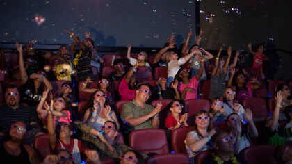 Exibição de Bob Espoja, o filme. O cinema e a tecnologia sempre caminharam juntos, impulsionando a evolução da sétima arte e proporcionando experiências visuais e narrativas cada vez mais imersivas. Desde a invenção do cinematógrafo pelos irmãos Lumière até as produções em realidade virtual, a tecnologia transformou a maneira como os filmes são produzidos, distribuídos e assistidos