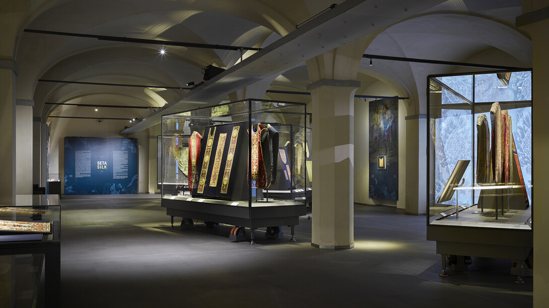 Tesori di seta. Capolavori tessili dalla donazione Falletti, vista della mostra. Per gentile concessione del Museo del Tessuto