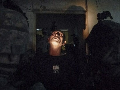 Soldados estadounidenses interrogan a un sospechoso en Irak