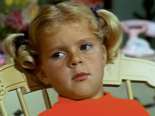 La serie de televisión Family Affair, conocida en español como "Mis adorables sobrinos", protagonizada por Anissa Jones en el papel de "Buffy", se filmó y emitió durante 6 años. Anissa Jones en la TV serie "Mis adorables sobrinos", 1966-1971 
