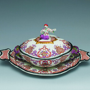 Manifattura Du Paquier, Vienna
Zuppiera con coperchio
1730-1735 circa
porcellana dipinta in policromia dorata e argentata
The Metropolitan Museum of Art, New York

