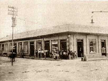 Los negocios de Rivera & Co (el Salón París y la Copa Blanca), en la esquina noroeste de la manzana del incendio, hacia 1913. Foto publicada en la revista «Pandemónium», el 10 de enero de 1914