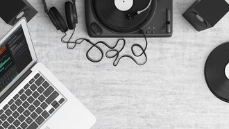 A inteligência artificial está revolucionando a criação musical, com ferramentas como Suno permitindo gerar músicas personalizadas e realistas a partir de comandos, transformando sonhos em realidade