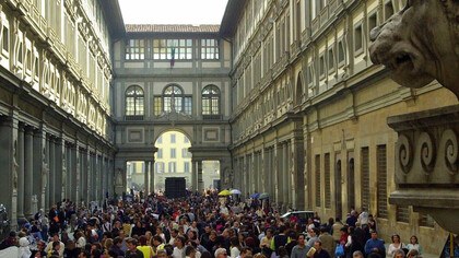 Una folla di turisti invade gli Uffizi