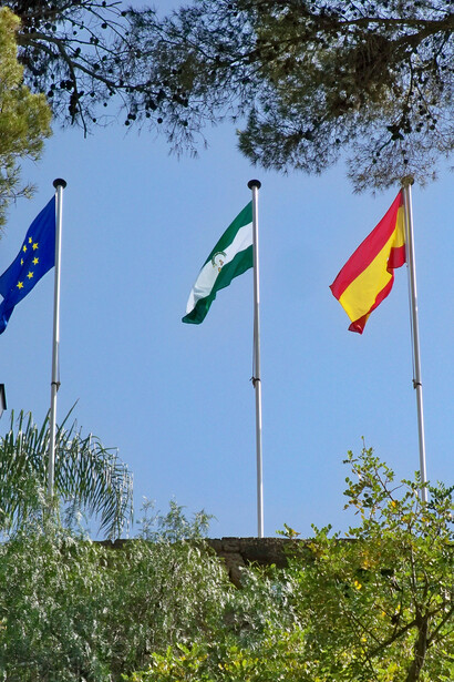 La bandera de Andalucía junto a la de España y la de la Comunidad Europea, Faro de Gibraltar, Málaga, España
