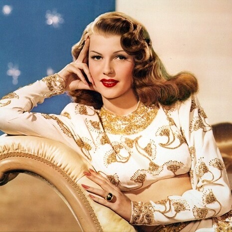 Rita Hayworth divenne negli anni Quaranta uno dei principali simboli della sensualità hollywoodiana, associata a una silhouette morbida, capelli fluenti e abiti che valorizzavano le forme del corpo