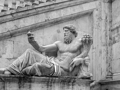 L'immagine mostra l'antica statua romana in marmo del dio Nilo che si trova in Piazza del Campidoglio a Roma, Italia. È ​​una delle due grandi statue di divinità fluviali che fiancheggiano la scalinata del Palazzo Senatorio