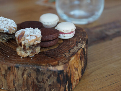 Petit fours (Macarons, Chocolate sablés, mini Apple pie)