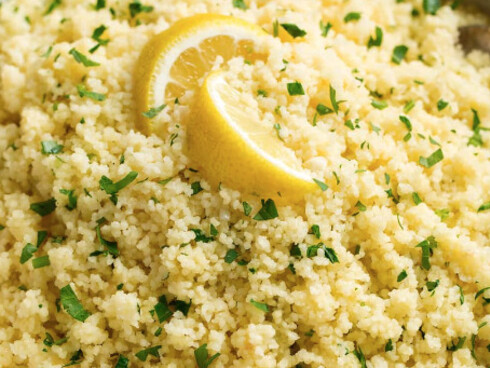 Couscous con l'aggiunta di limone per un piatto fresco e leggero