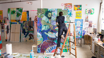 Hope Gangloff, trabajando en su estudio, celebra la diversidad y la complejidad del individuo moderno