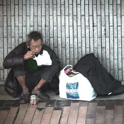 La pobreza como expresión de la otredad es una característica fundamental de la lógica neoliberal dictada por el Mercado frente a un Estado replegado