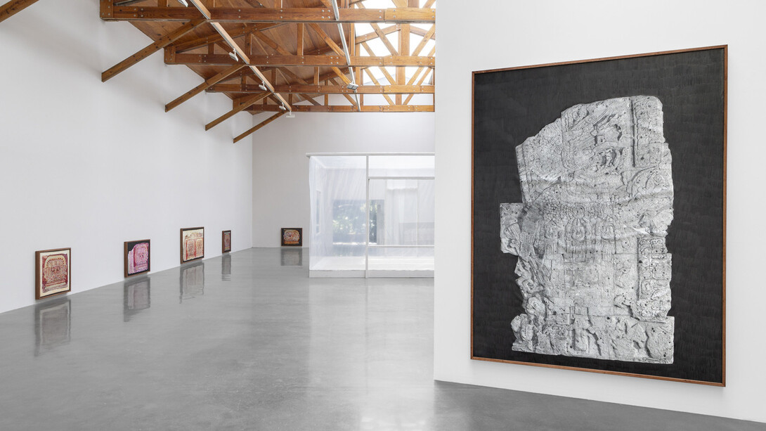 Gala Porras-Kim, Espacios del futuro replican los del pasado, vista de exhibición. Cortesía de kurimanzutto