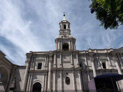 La degeometría propone una actitud distinta: una disposición a aceptar que los límites pueden ser porosos, que las definiciones pueden permanecer abiertas. Catedral de Arequipa, Perú
