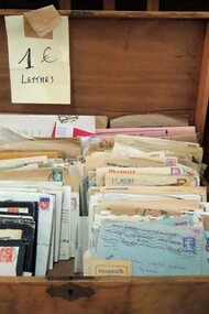 Vecchie lettere e cartoline in vendita a Forville, ph A.M. Speltra