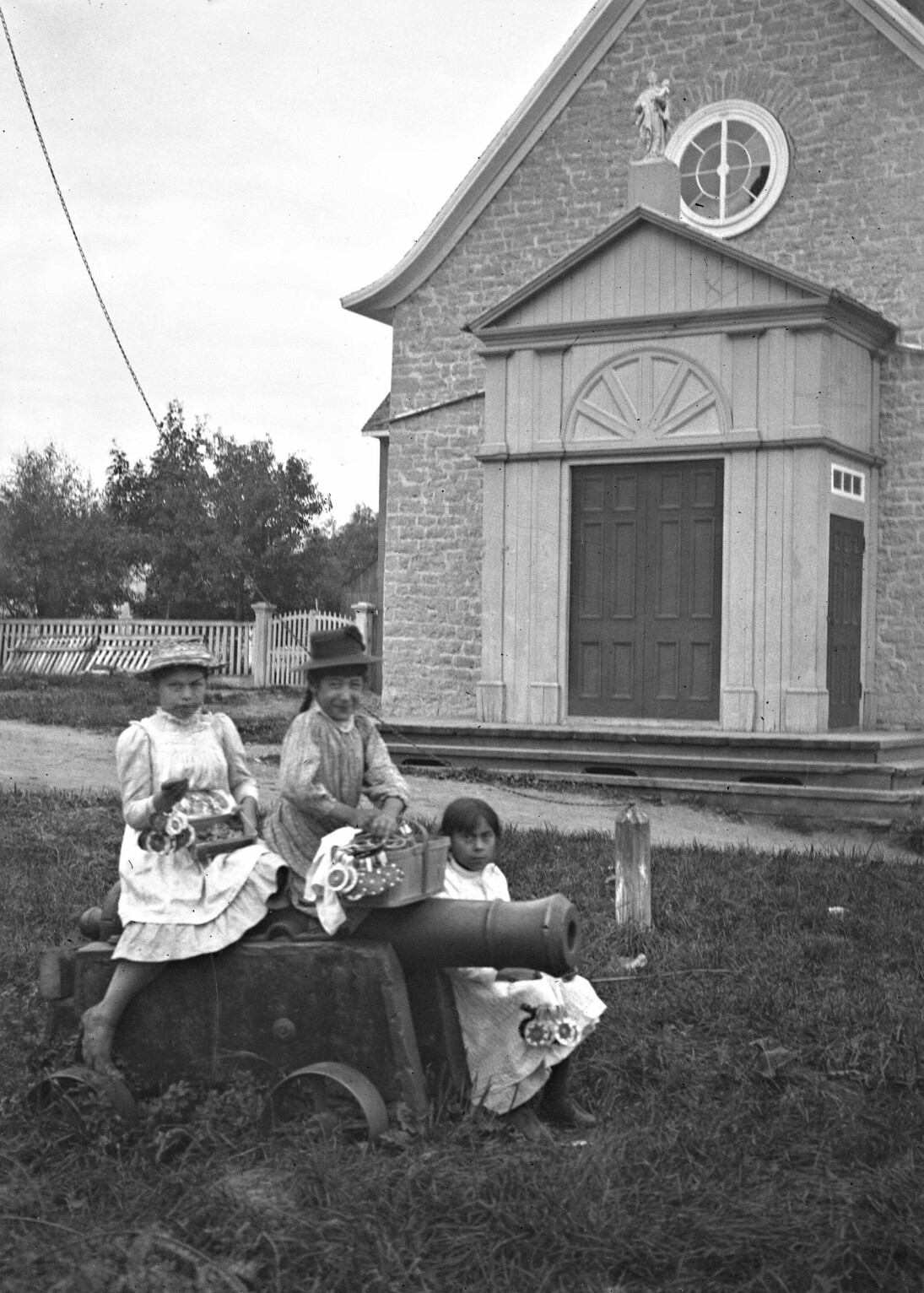 Wallis & Shepherd, Eliza Huberge, Houlda Sione etAlda Gros-Louis, trois fillettes huronnes-wendat, Wendake, QC, vers 1900, don de Stanley G. Triggs, Musee McCord