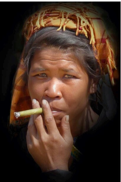Mujer fumando un puro