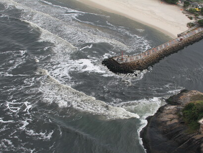 Águas da praia contaminada pelo esgoto que escoa das lagoas. Foto de mario Moscatelli