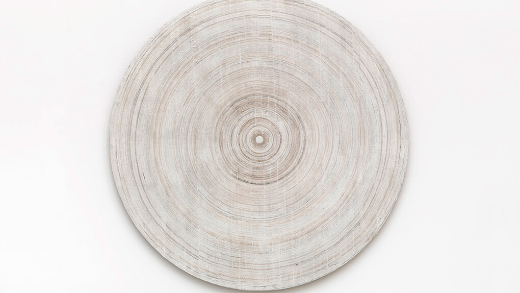 Gregor Hildebrandt, Elliptische Schatten Platte (in den orphischen Schatten), 2015, cassette tape coating and adhesive tape on canvas on wood, Ø 92 cm