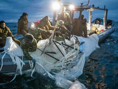 Il recupero dei rottami del pallone cinese abbattuto da parte di reparti speciali della Marina degli Stati Uniti. – Credit U.S. Navy