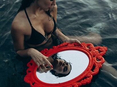 Mulher se observa no espelho. "Quem sou eu aqui?" ou "Por que me sinto inseguro em situações nas quais sempre me destaquei?". Reconhecer que essas mudanças não significam perda, mas sim uma oportunidade de evolução, é o primeiro passo para ressignificar essa experiência