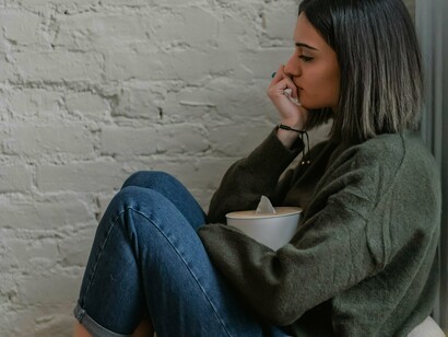 Mulher em sofrimento. Eventos traumáticos, como acidentes, cirurgias ou estresse psicológico intenso, podem desencadear o aparecimento ou a piora dos sintomas da fibromialgia. Infecções virais ou bacterianas também foram apontadas como possíveis gatilhos, embora a relação entre esses fatores ainda precise ser investigada mais a fundo
