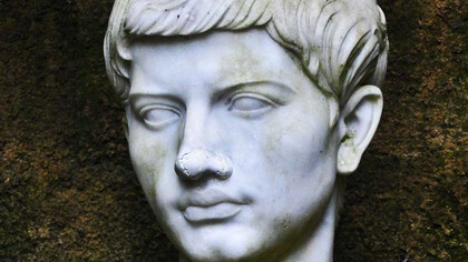 Busto de Virgilio a la entrada de su cripta en el Parque de la Cueva de Posillipo (Nápoles, Italia)