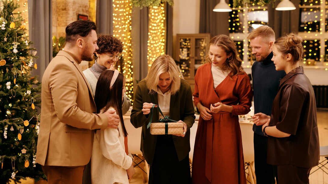 Pessoas trocam presentes em comemoração natalina. São tempos de re-encontro com amigos e família, que o quotidiano e as azáfamas profissionais, familiares ou pessoais teimam em separar
