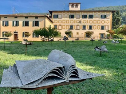 Ignazio Fresu percorre non solo le forme del libro, ma anche il senso profondo che esso assume nelle diverse interpretazioni e metamorfosi