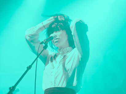 Artista se sujeta el pelo mientras canta frente a su público. Antes de empezar a trabajar la imagen, es esencial tener claros los valores que sustentan la identidad como persona y como artista