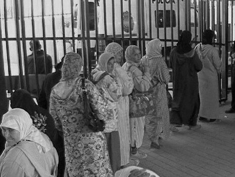 Miles de personas sobreviven del contrabando y esperan una oportunidad para mejorar su existencia. Paso fronterizo entre Melilla y Beni Enzar 