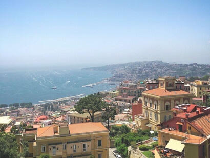 può sembrare di ripercorrere tutte le epoche e le stagioni di Napoli, compresi i suoi quartieri poveri e degradati
