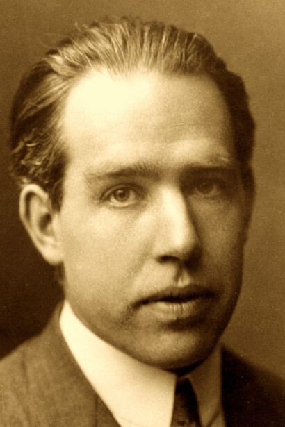 Con Niels Bohr mantuvo Eisntein una serie de célebres disputas públicas acerca de la física cuántica