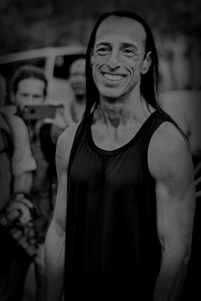  Owens conduce una vita privata che rispecchia la sua estetica minimalista, vivendo con la sua compagna Michèle Lamy in spazi sobri e austero, ma ricchi di creatività