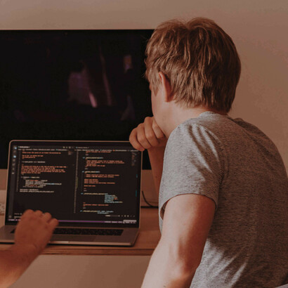 Die Expansion des Edge Computings – also die Datenverarbeitung näher an der Quelle statt in zentralisierten Cloud-Umgebungen – wird ebenfalls die Art und Weise, wie wir mit Daten umgehen, neu gestalten