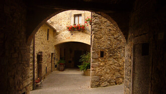 Vicoli e piazzette caratterizzano la struttura urbana di Civitella del Lago