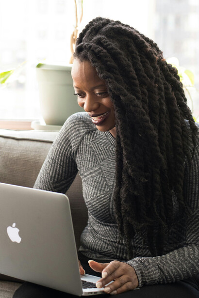 O impacto dos penteados afros na carreira profissional de mulheres negras e a importância da representatividade