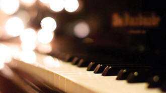 Acercamiento a las teclas de un piano