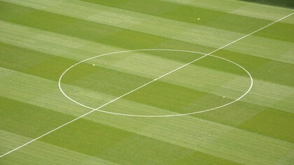 Alrededor de este tapete verde tienen lugar muchas de las ensoñaciones diurnas y poluciones nocturnas que produce una inveteradamente pubescente sociedad 