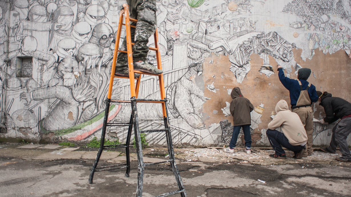 Lo street artist Blu cancella i suoi graffiti dai muri di Bologna